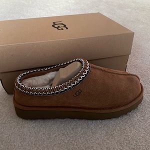 Ugg Tasman slipper in Chesnut.  Size 8 (EU39)